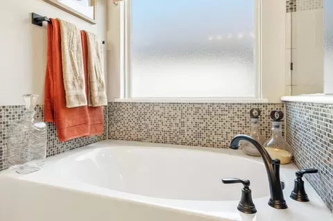 Bath - 1012 Brenham Dr, Godley, TX 76044 photo 5 of 6