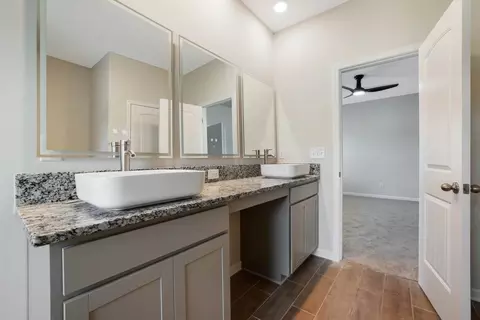 Bath - 115 Woodlands Dr, Jackson, GA 30233 photo 5 of 9