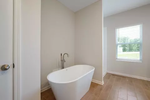 Bath - 115 Woodlands Dr, Jackson, GA 30233 photo 3 of 9