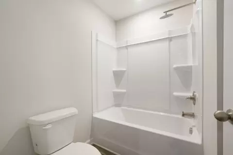 Bath - 115 Woodlands Dr, Jackson, GA 30233 photo 6 of 9