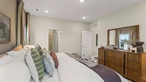 Bedroom - 2256 Memorial Dr, Springfield, OH 45505 photo 4 of 10