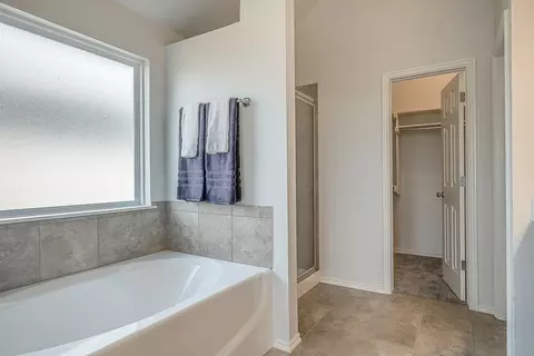 Bath - 16140 Tall Grass Dr, Moore, OK 73170 photo 2 of 4