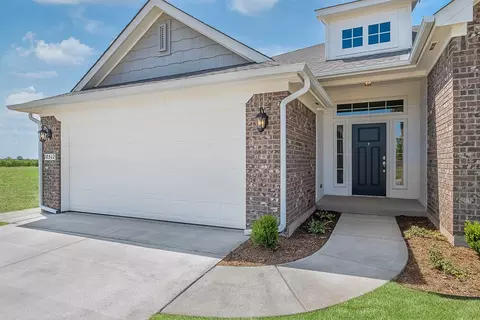 Exterior - 16140 Tall Grass Dr, Moore, OK 73170 photo 6 of 17