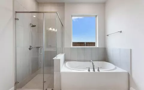 Bath - 959 Cherrystone Loop, Buda, TX 78610 photo 4 of 17