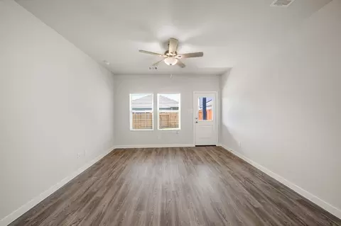 302 Amy St, Angleton, TX 77515 photo 4