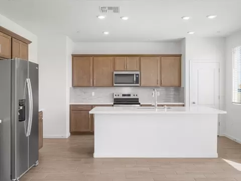 Kitchen - 2420 Golden Bear St, Manteca, CA 95337 photo 4 of 8