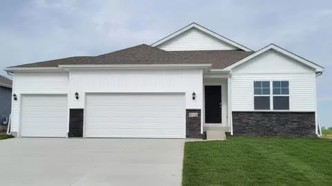 6716 NW 106th St, Johnston, IA 50131