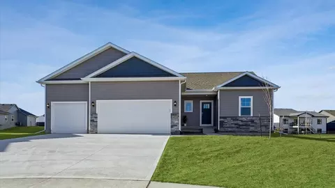 305 Kingfisher Ct SW, Bondurant, IA 50035