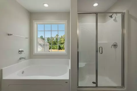 Bath - 102 Beaver Creek Way, Lagrange, GA 30241 photo 3 of 4