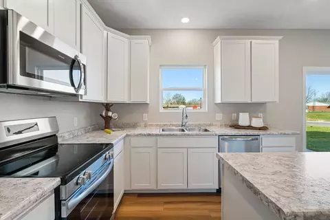 Kitchen - Arrowhead Dr, Piqua, OH 45356 photo 8 of 11