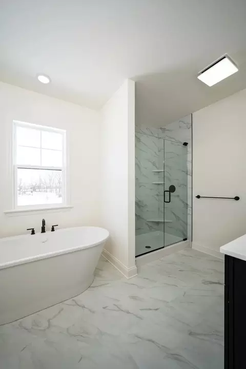 Bath - 333 Amber Dr, Lititz, PA 17543 photo 1 of 2