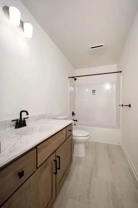 Bath - 333 Amber Dr, Lititz, PA 17543 photo 2 of 2
