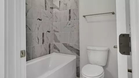 Bath - 7045 Regency Ln SE, Gurley, AL 35748 photo 6 of 10