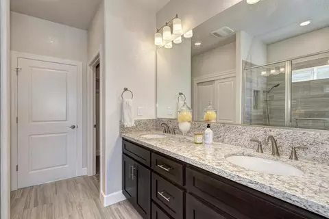 Bath - 1165 Nicklaus Rd, Galt, CA 95632 photo 2 of 4