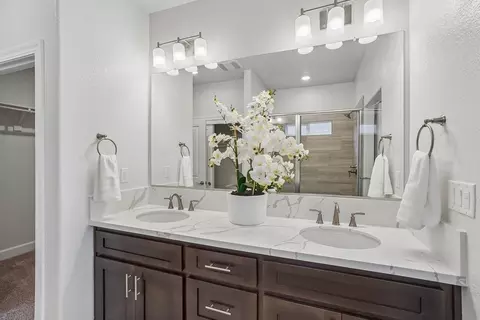 Bath - 1165 Nicklaus Rd, Galt, CA 95632 photo 4 of 4