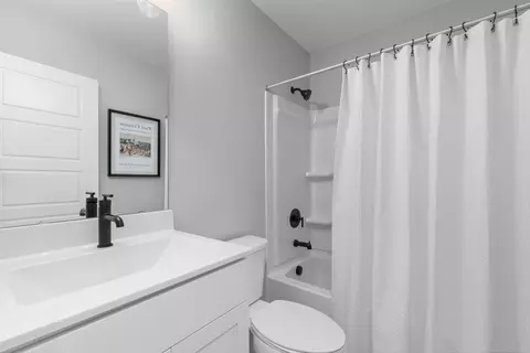 Bath - 6735 Raymond Ave, Pagedale, MO 63133 photo 12 of 15
