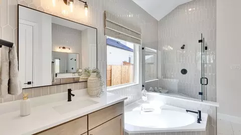 Bath - 241 Mango Cir, Buda, TX 78610 photo 4 of 8