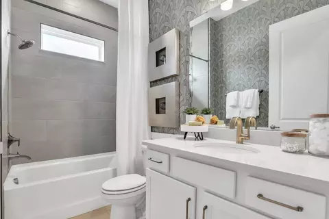 Bath - 656 Knotted Birch Ave, Saint Augustine, FL 32092 photo 4 of 7