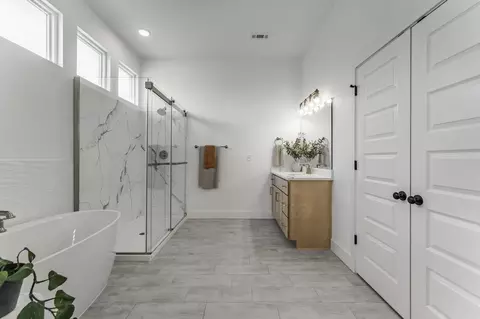 Bath - 805 Klenc Rd, Springdale, AR 72762 photo 5 of 6