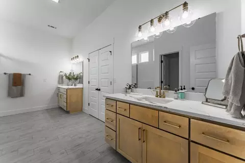 Bath - 805 Klenc Rd, Springdale, AR 72762 photo 3 of 6