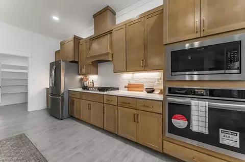 Kitchen - 805 Klenc Rd, Springdale, AR 72762 photo 6 of 15