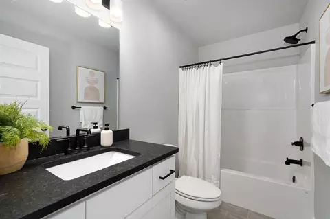 Bath - 805 Klenc Rd, Springdale, AR 72762 photo 6 of 6