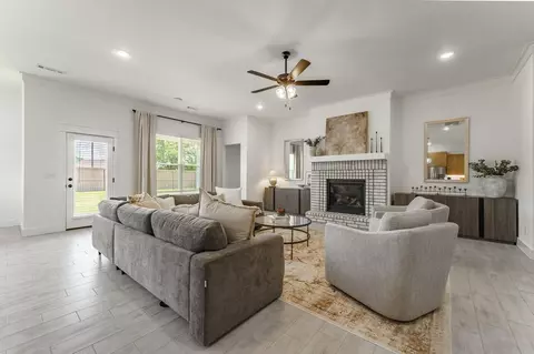 Living - 805 Klenc Rd, Springdale, AR 72762 photo 1 of 4