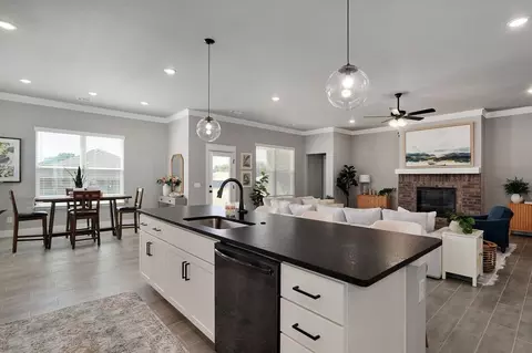 Kitchen - 805 Klenc Rd, Springdale, AR 72762 photo 8 of 15