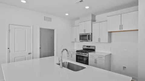 Kitchen - 870 Old Station Pointe, Angier, NC 27501 photo 6 of 10