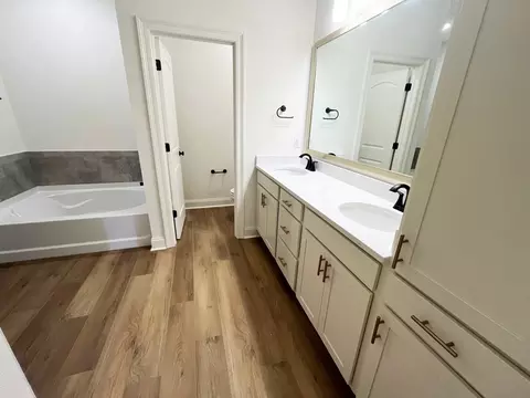 Bath - 310 Olivia Dr, Luling, LA 70070 photo 2 of 2