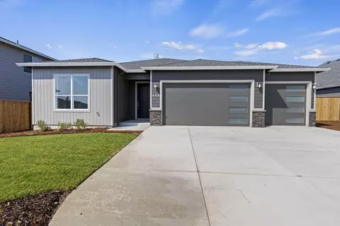1510 Poppy Ridge Dr, Eagle Point, OR 97524