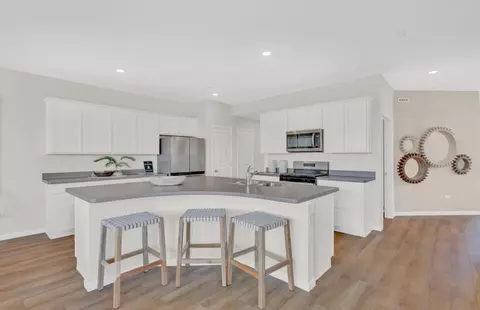 Kitchen - 5975 Hawkweed Dr, Naperville, IL 60564 photo 6 of 7