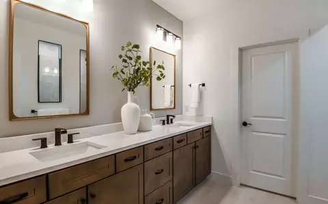 Bath - 16918 Canary Trl, Parrish, FL 34219 photo 1 of 3