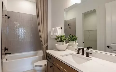 Bath - 16918 Canary Trl, Parrish, FL 34219 photo 2 of 3