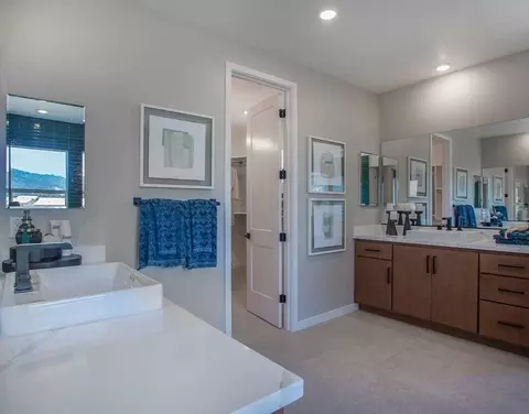Bath - 7130 Rece Ln, Gilroy, CA 95020 photo 4 of 12