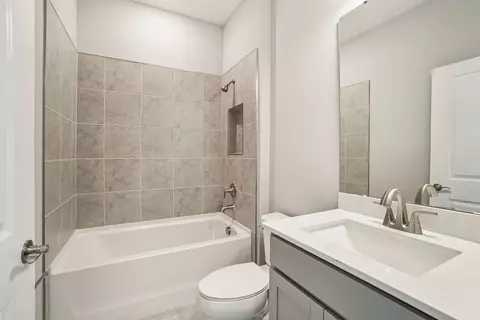 Bath - 1208 Honeycomb Pl, Seffner, FL 33584 photo 2 of 3