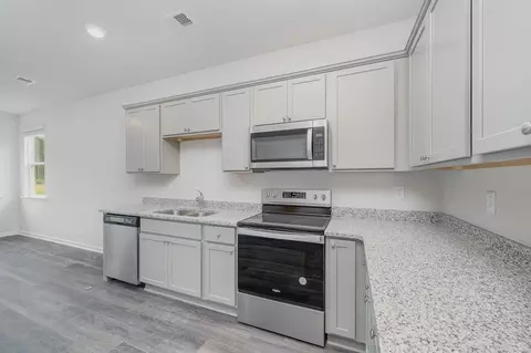 Kitchen - 2083 E Paces Trl, Darlington, SC 29532 photo 2 of 4