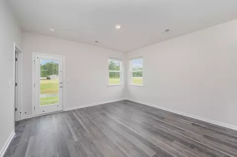 Living - 2083 E Paces Trl, Darlington, SC 29532 photo 2 of 4