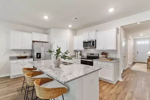 Kitchen - 2083 E Paces Trl, Darlington, SC 29532 photo 3 of 4