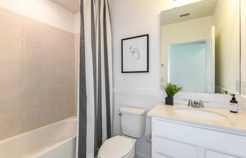 Bath - 10422 Hidden Banks Gln, Parrish, FL 34219 photo 1 of 2