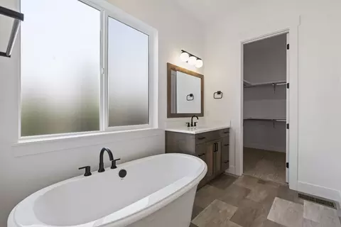 Bath - 2391 E Snocreek Dr, Eagle, ID 83616 photo 2 of 9