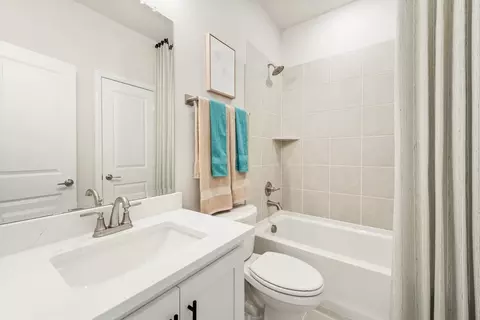 Bath - 112 Sweetwater Dr, Commerce, TX 75428 photo 1 of 7
