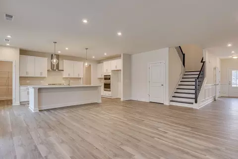 Living - 3360 Riders Dr, Sumter, SC 29150 photo 2 of 7