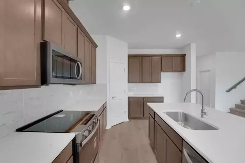 Kitchen - 7831 Glen Lily Pl, Parrish, FL 34219 photo 2 of 5