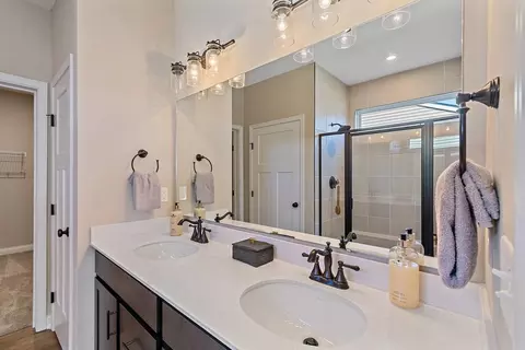 Bath - 3801 Circollo Dr, Covington, KY 41017 photo 1 of 2