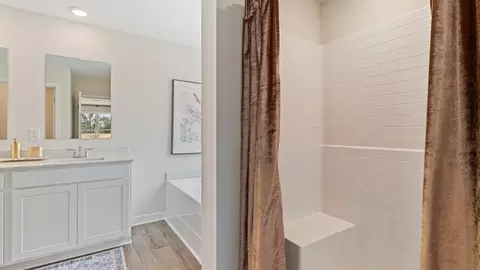 Bath - 10 Seaboard Dr, Montgomery, AL 36117 photo 7 of 8
