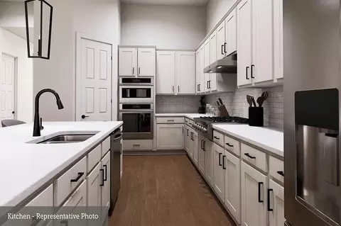 Kitchen - 422 Lake Day Dr, Conroe, TX 77304 photo 2 of 3