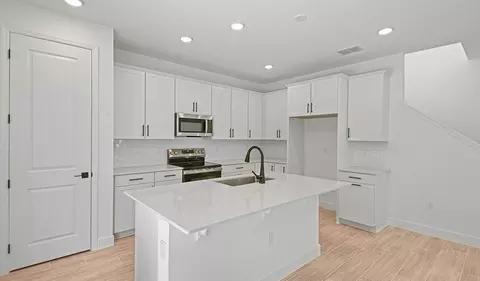 Kitchen - 1026 Cloud Ridge Ct, Mount Dora, FL 32757 photo 3 of 5