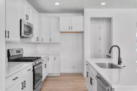 Kitchen - 6417 N Vernon Dr, Eagle Mountain, UT 84005 photo 2 of 5