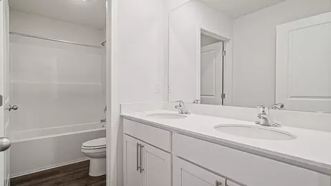 Bath - 20803 W 188th Ter, Spring Hill, KS 66083 photo 2 of 5